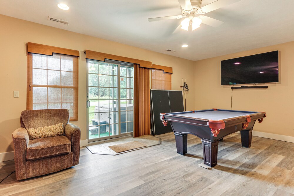 1 Mi to Wisp Resort: Hot Tub Haven in Mchenry!