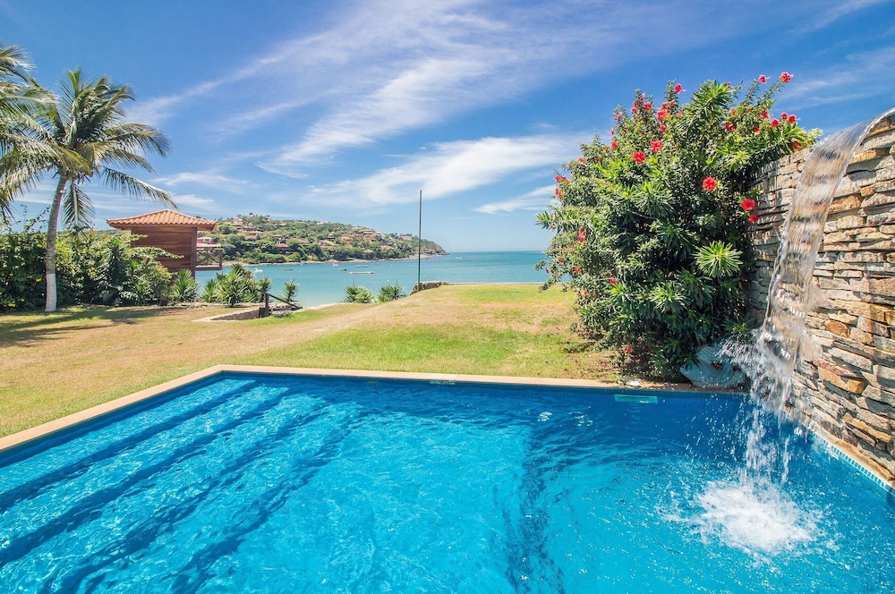 Casa com Cinco Quartos Pé na Areia