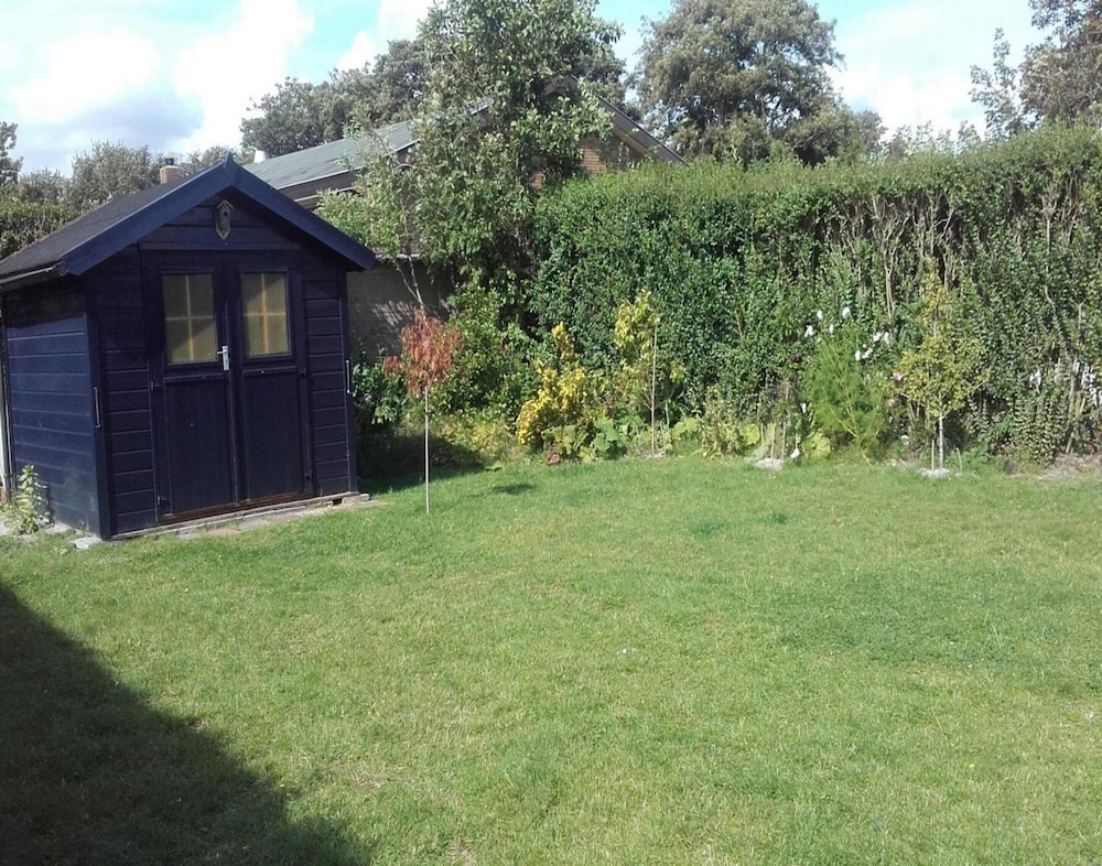 Nice Bungalow With a Sunny Garden