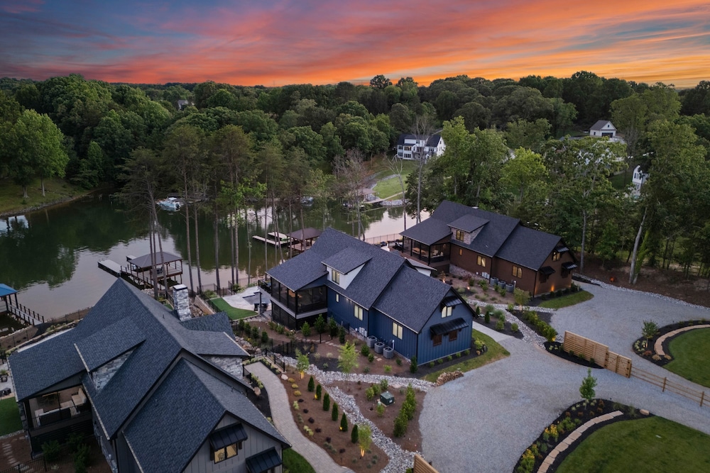 Blue Heron by Avantstay Lakefront Dock Pool Theater Sleeps 22