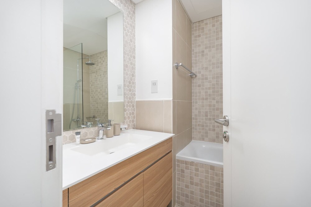 Stylish 1-bedroom Retreat With Pool in Vibrant Jumeirah Golf Estates