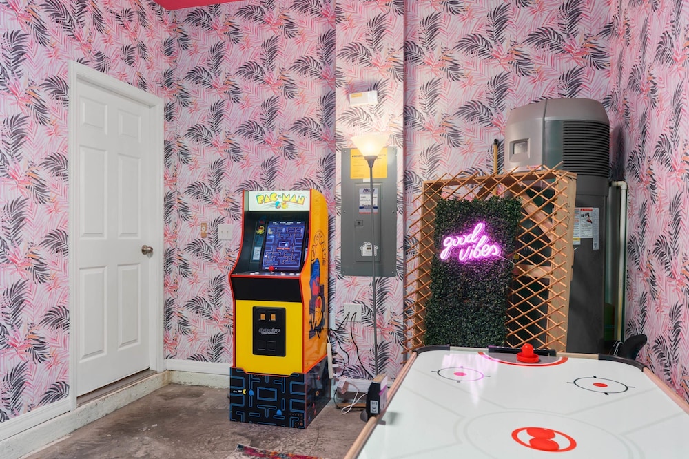 Super Fun-colors Gameroom Lakeviews Sleeps 13