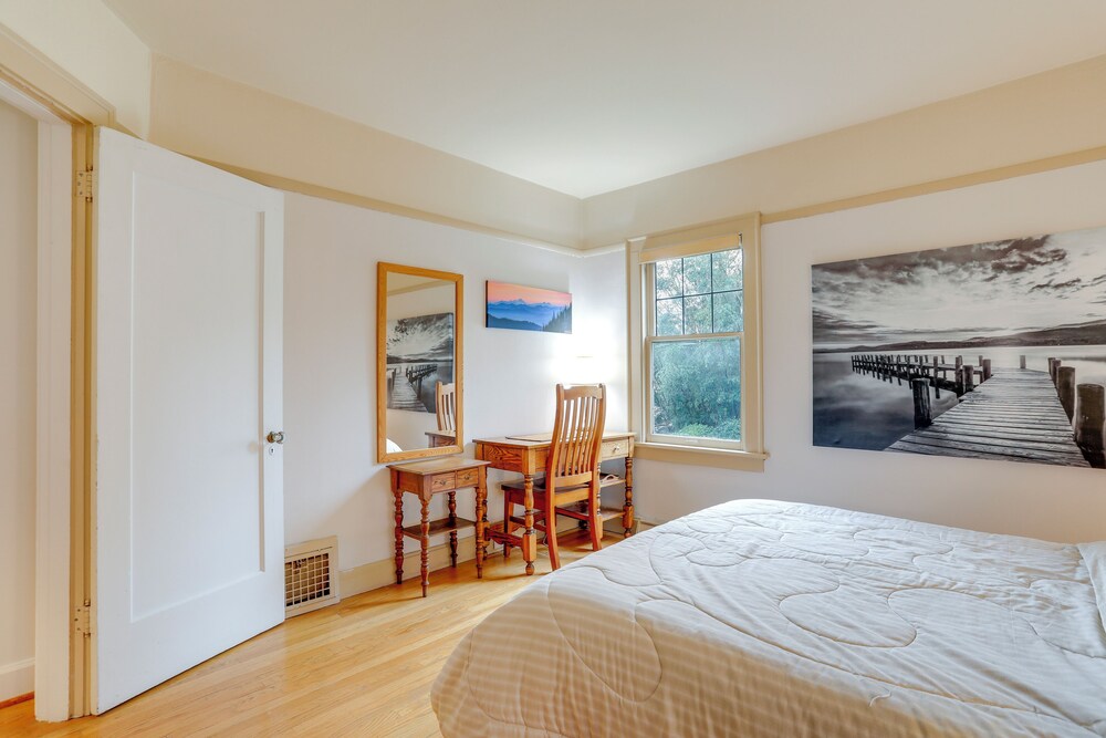 Charming Tudor-style Apt Near Green Lake!