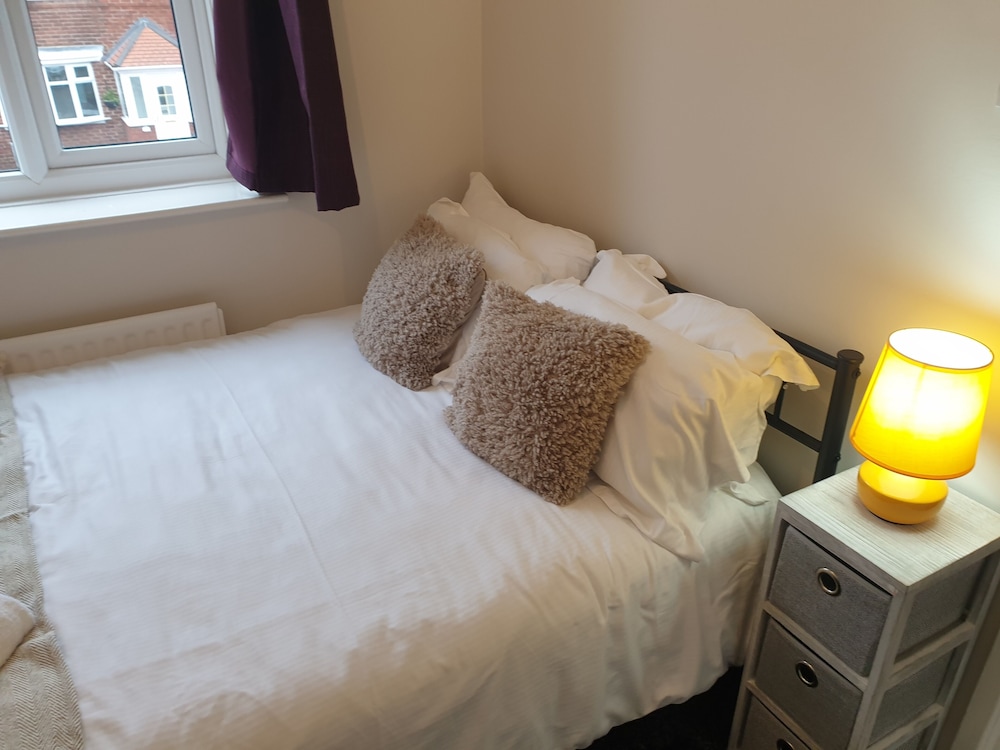 South Shield's Diamond 3 Bedroom House Sleeps 6 view 4