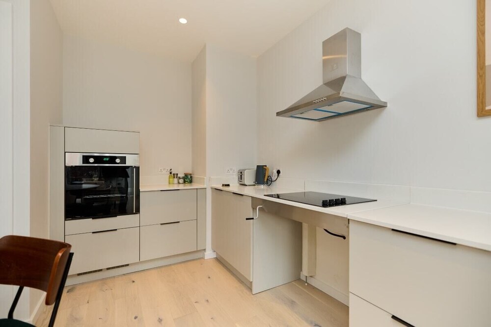 The Brondesbury Escape - Cosy 1bdr Flat With Balcony + Parking