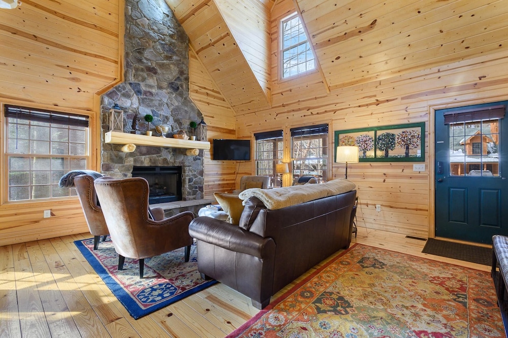 Timber Nest Goshorn Lake Dock, Pool, Town HOT Tub!