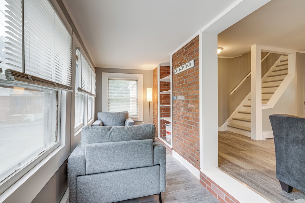 Easthampton Apartment Near Breweries & Rail Trail!
