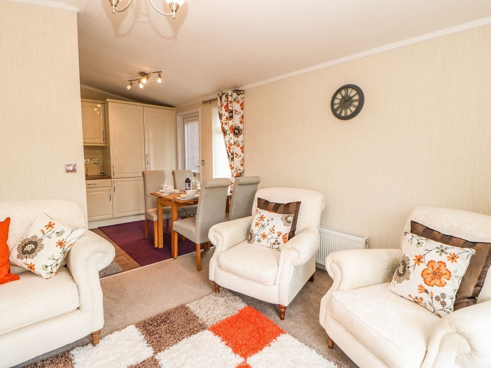 10 Poppy Lodge