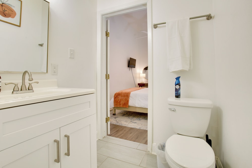 2 Mi to Dtwn: New Orleans Escape!