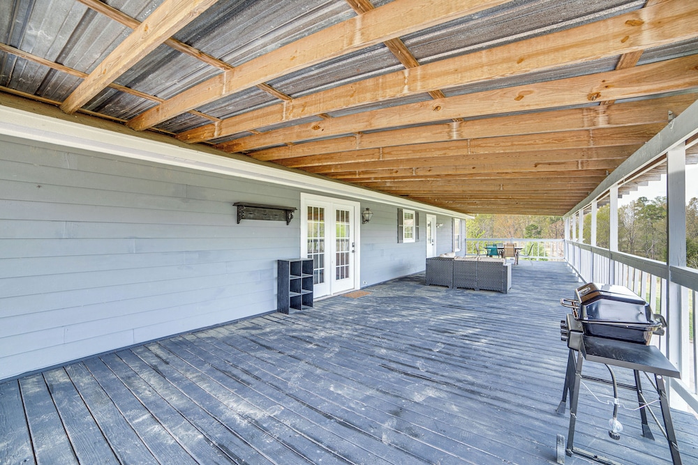 2 Mi to Lake Monticello: Home w/ Large Decks!