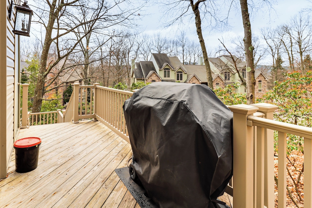 Boulder Lake Access: Townhome w/ Deck!