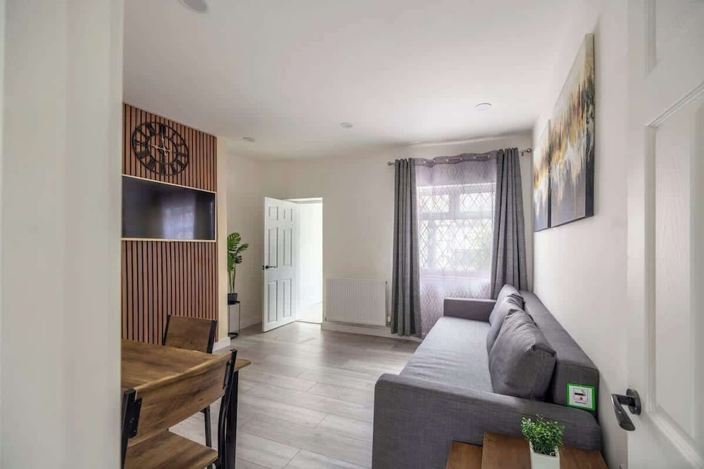3bedroom 2 Bathroom House-free Parking 5 Beds