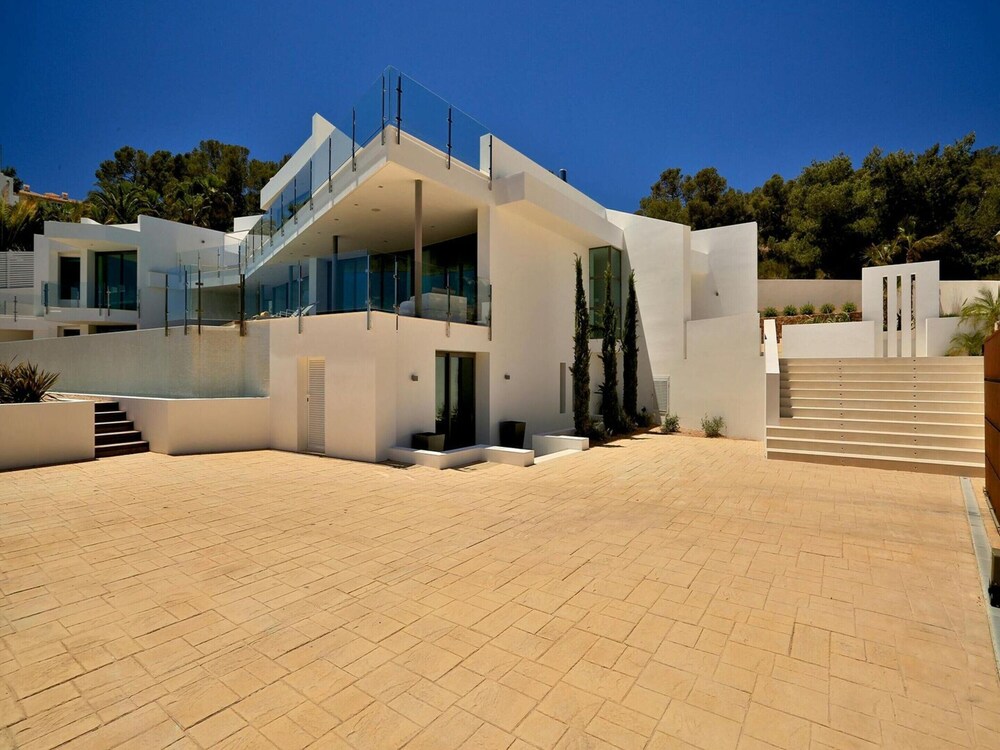 Modern Holiday Home With Vast Terracing