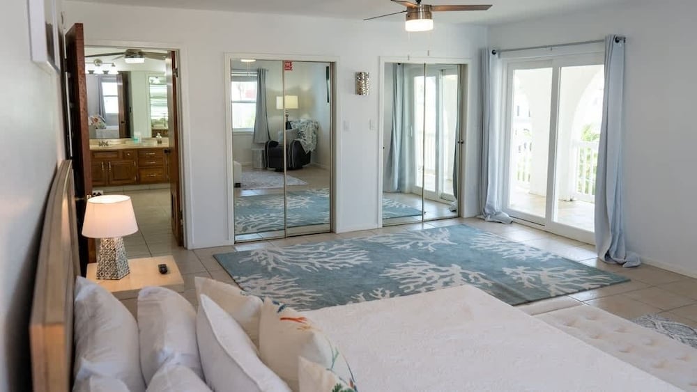 Fun Retro Island Vibe Sleeps 17 Beach 1 Block 4 Bedroom Home