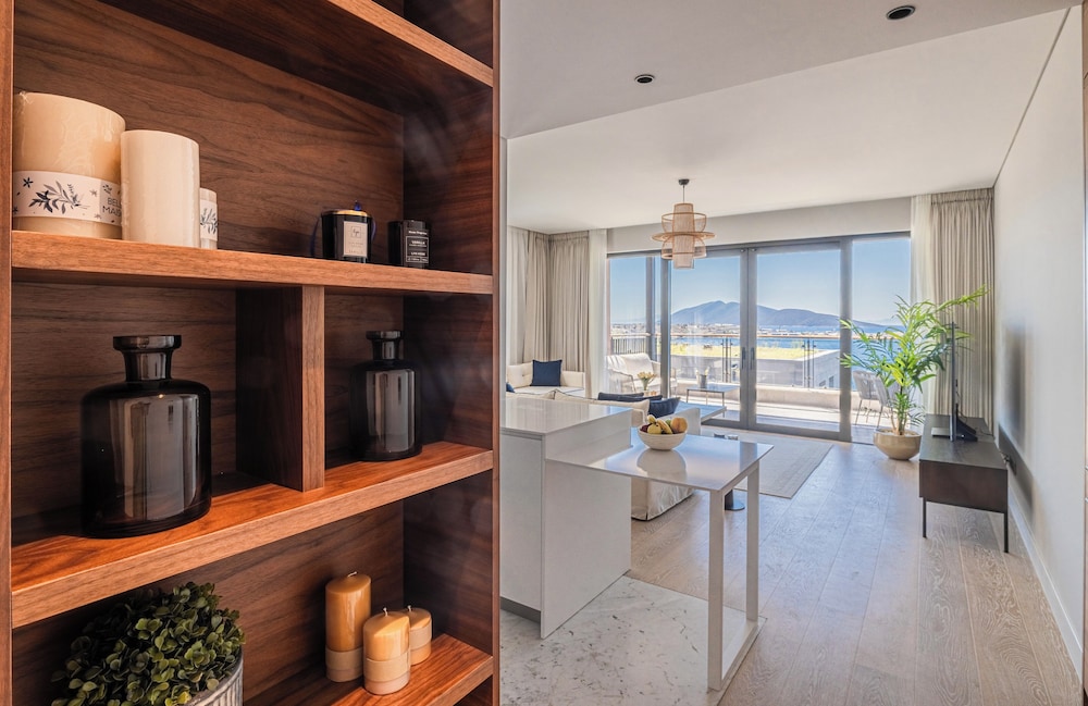 1-Bedroom Seafront Flat with Hotel Amenities