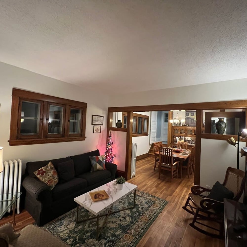 4BR 2BA Home in Charming St Paul - Sleeps 10
