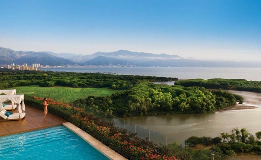 Luxury condo on the beach view 4
