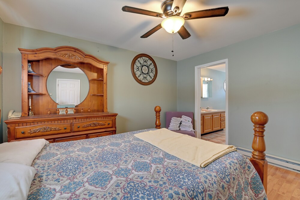 Waterfront Lake George Retreat w/ Shared Dock