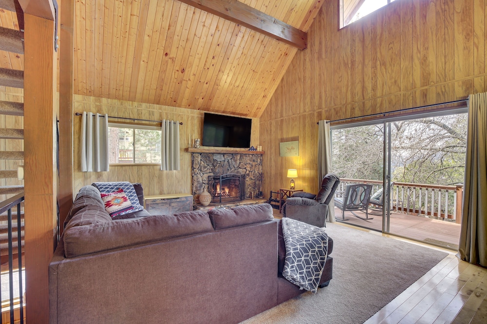 Woodsy Lake Arrowhead Cabin w/ Fire Pit Table