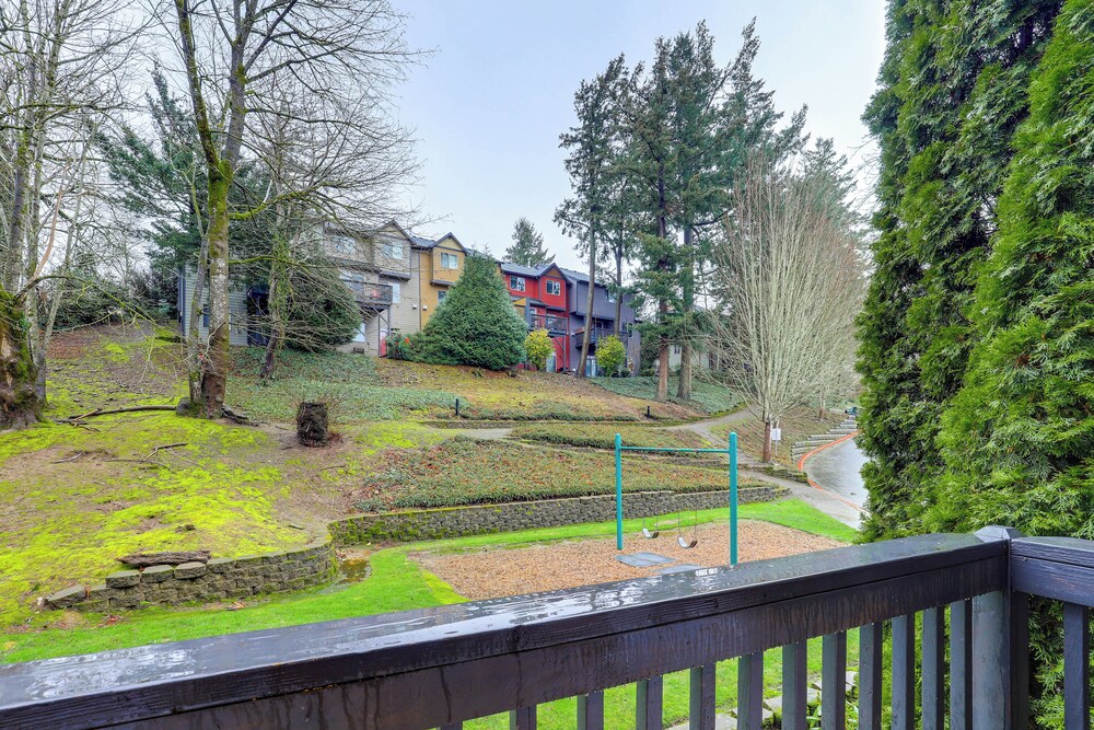 Walk to Mcmenamins Edgefield: Inviting Townhome!