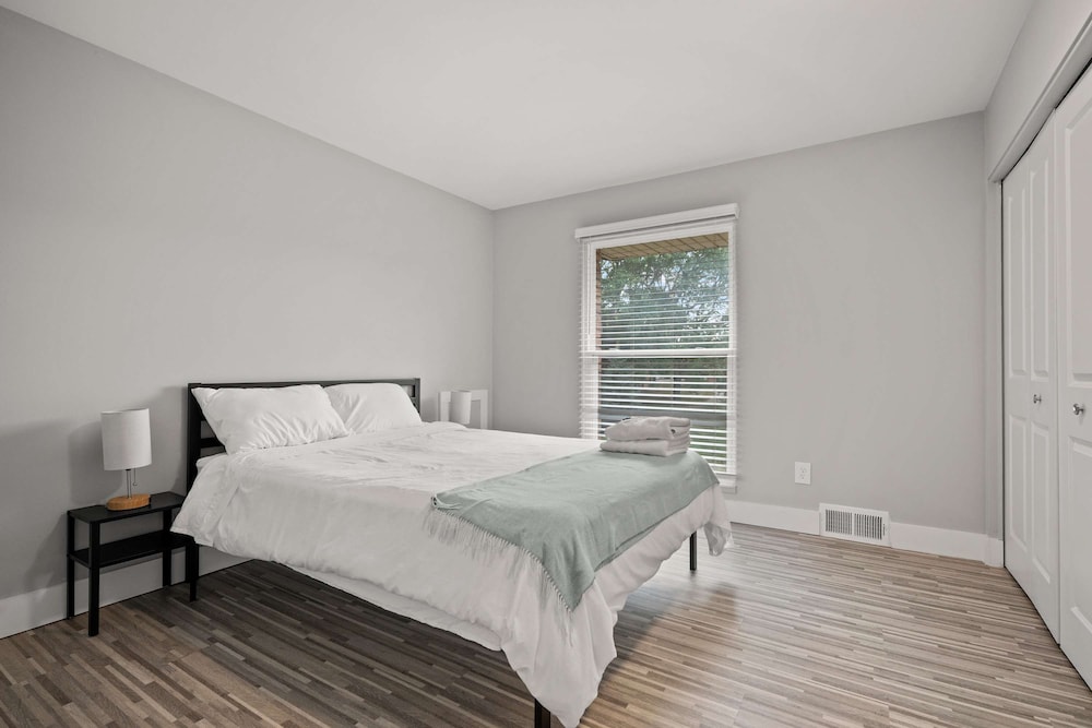 Stylish 2BR 2BA Stay in Prime Location