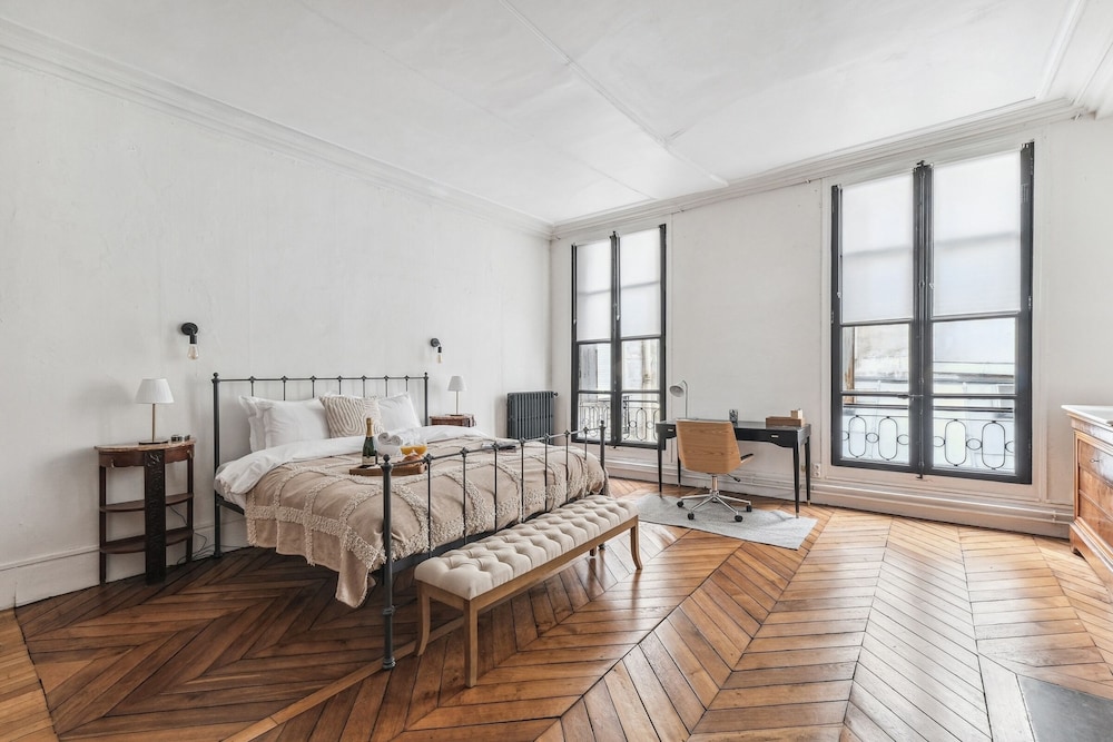 4BR Stylish Stay in the Heart of Marais