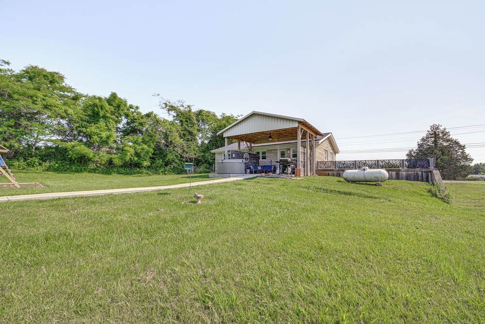 Near Dtwn Somerset: Tranquil Getaway w/ Fire Pit
