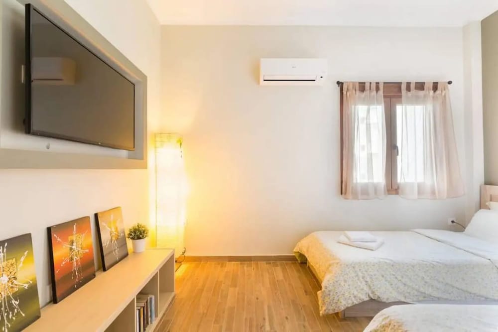 Cozy Apartment for 4 Persons at Thiseio Cozy Apartment for 4 Near Acropolis at Thissio