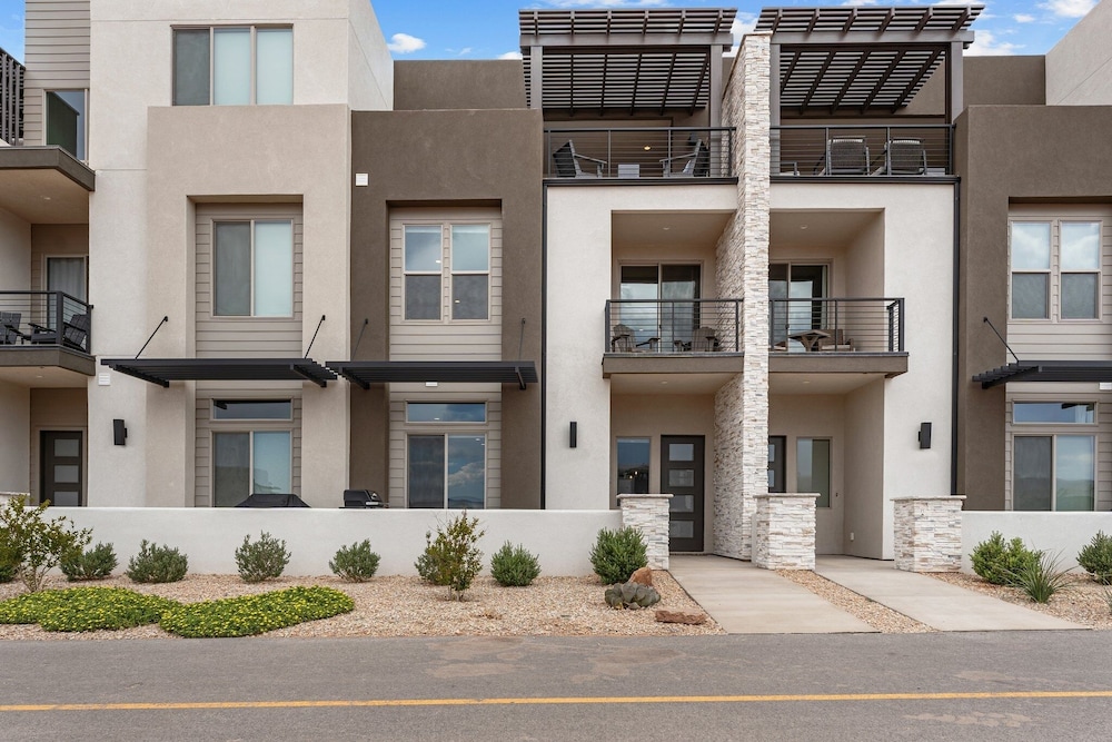 Canyon Country Oasis 6 Bedroom Townhouse