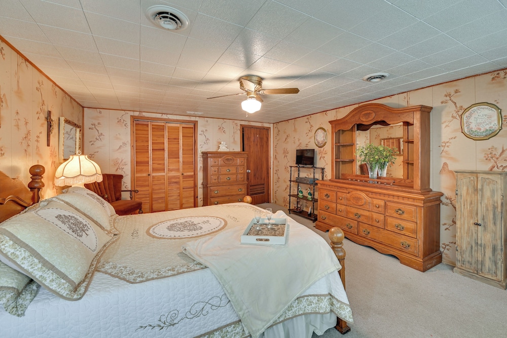 Hike & Fish: Rustic, Timeless Mckee Home w/ Yard