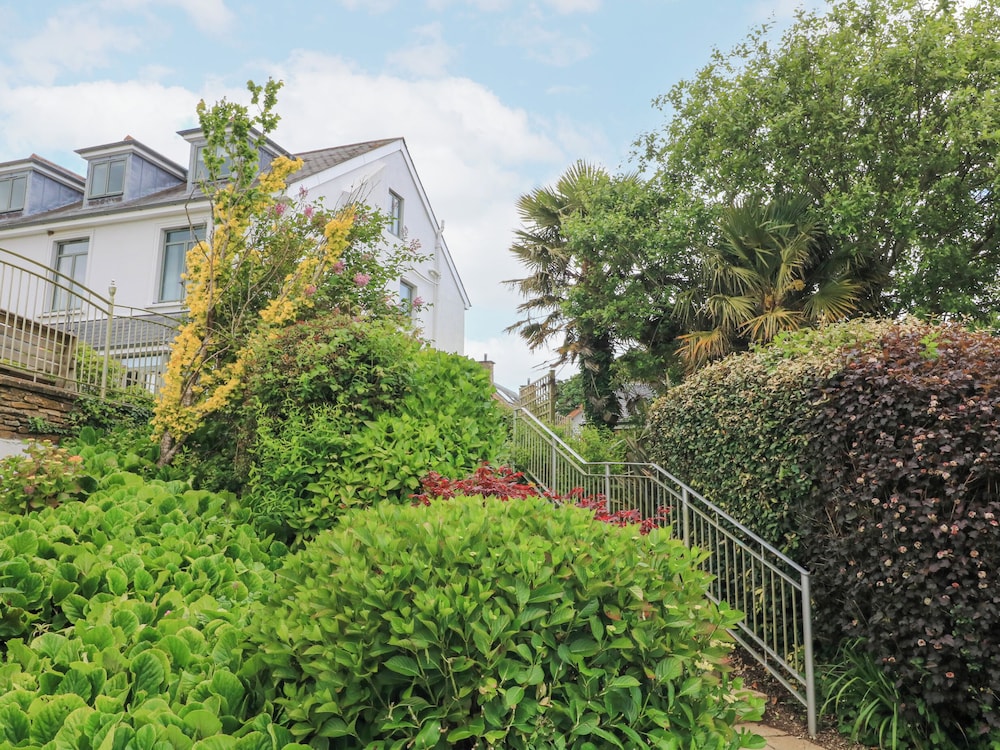 4 The Manor House Hillfield Village