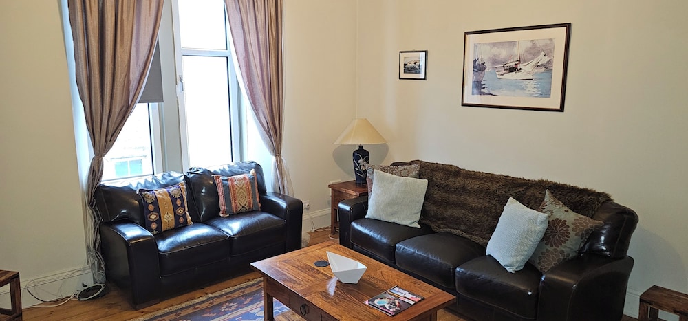 Snug - Macushla Apartment