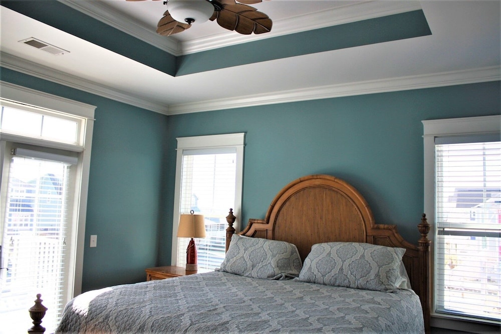 Beach Crew 4 Bedroom Home by RedAwning