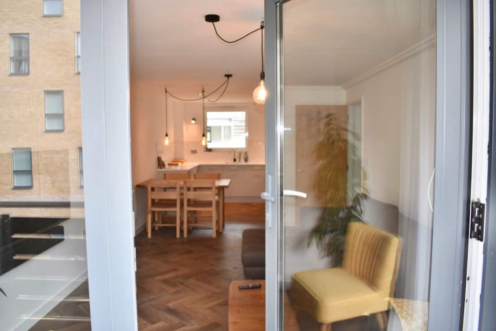 Stylish and Super-central 2 Bedroom Modern Apartment