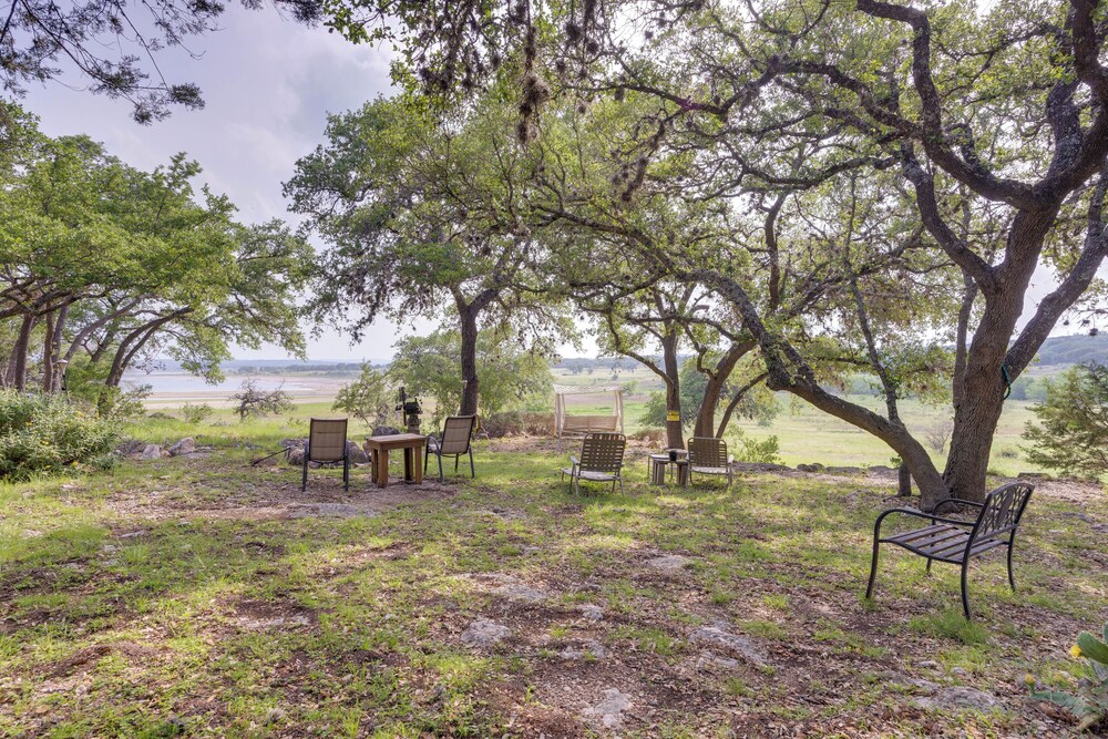 Charming Canyon Lake Cottage w/ Pool BBQ Pit! - Property Image 22