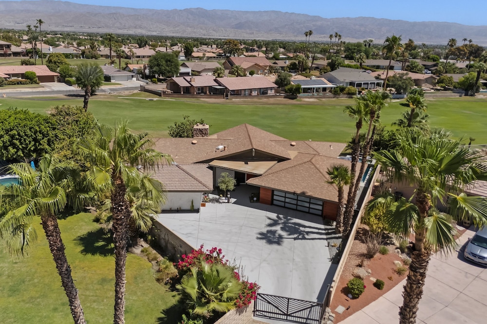 Edgy House Pool Hot Tub and Golf Course Views