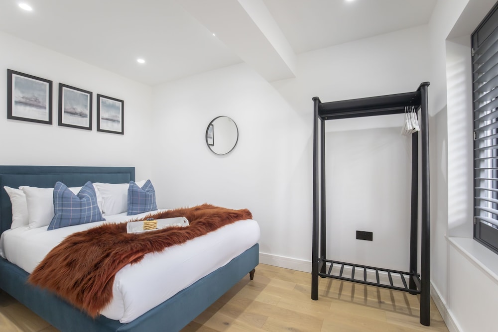 Elliot Oliver- Superior 6 Bedroom House With Hot Tub And Log Burner