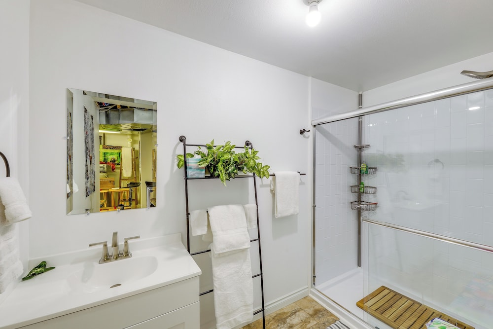 Walk to Happy's Inn & Lake Access: Libby Apartment