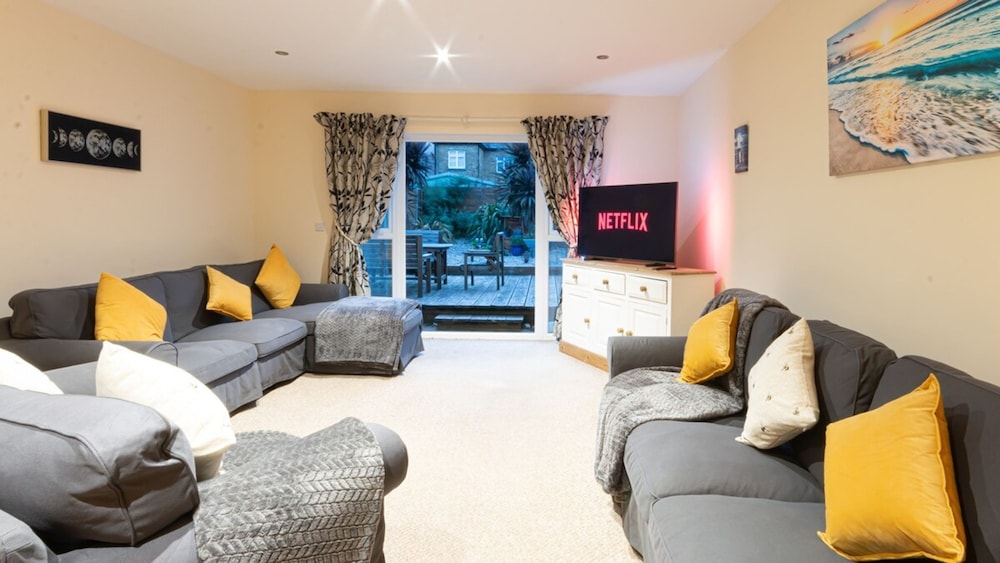 Stylish Margate Coastal Home Parking By Adliv