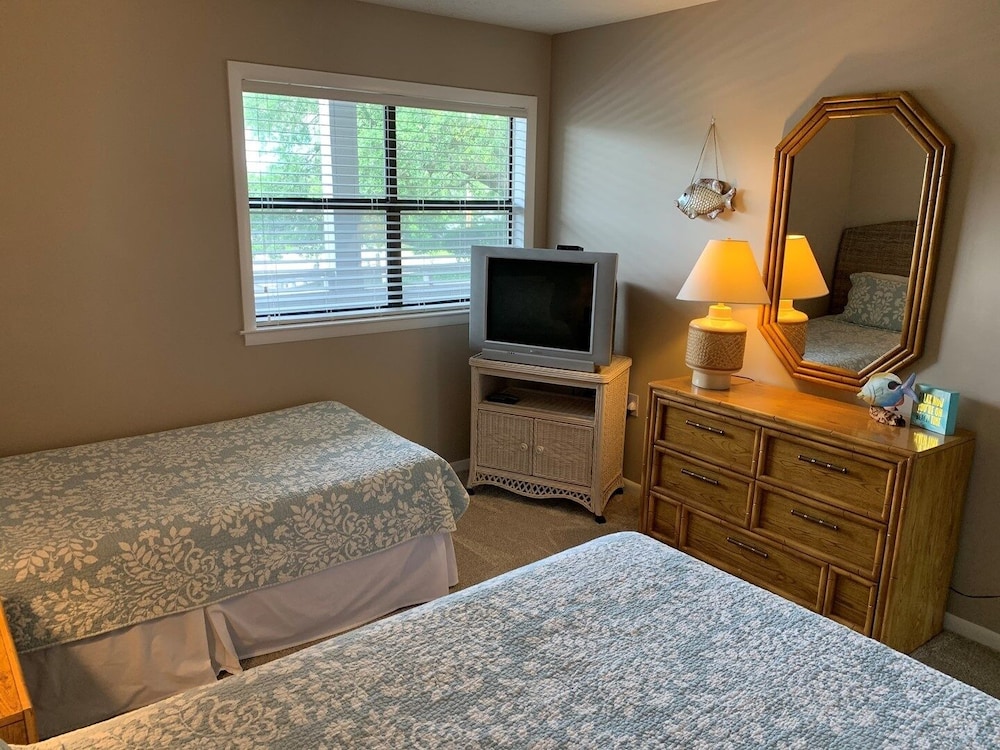 Sea Grove 2 Bedroom Condo by Redawning