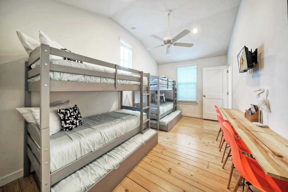 Sleeps 20 2 Homes in Mercer Village w/ Pool Heart of Old Town, Walkable