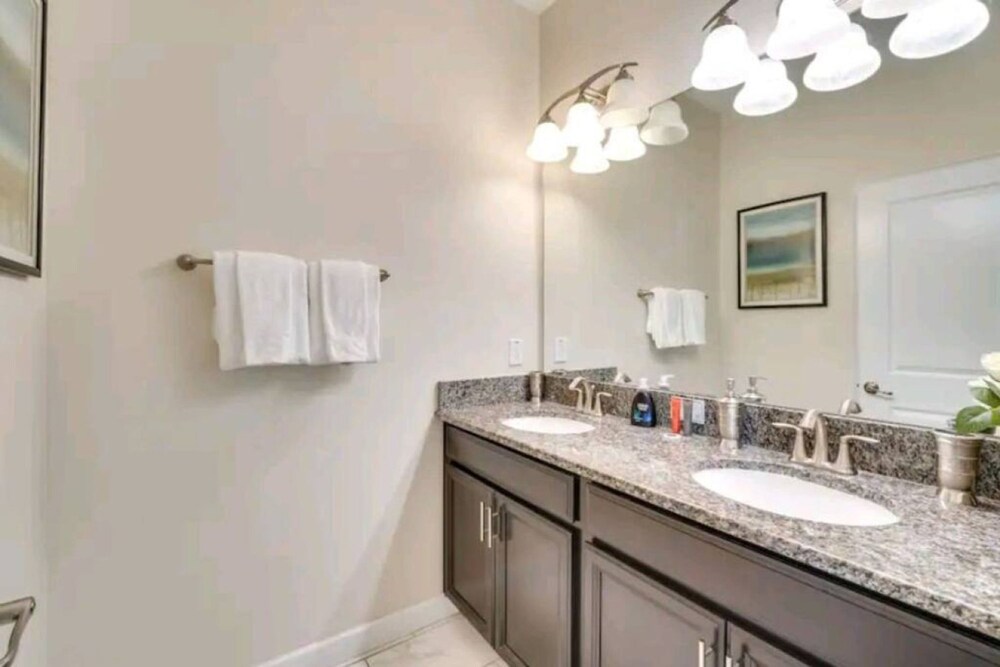 Free Amenities Spacious Home King Beds