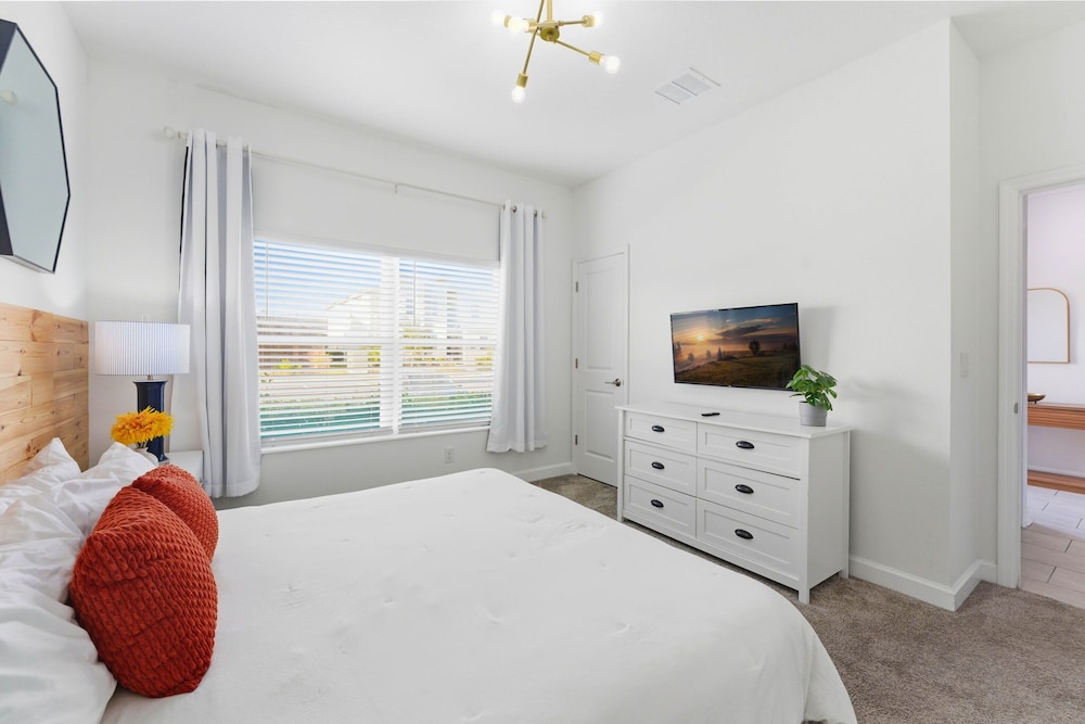 Chic 4BR Disney Retreat With Pool Mickey Rooms