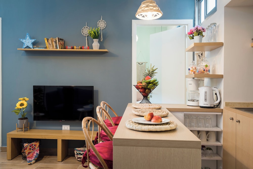 Boho-Chic Cozy 2BR - Apt & Balcony in Mar Mikhael