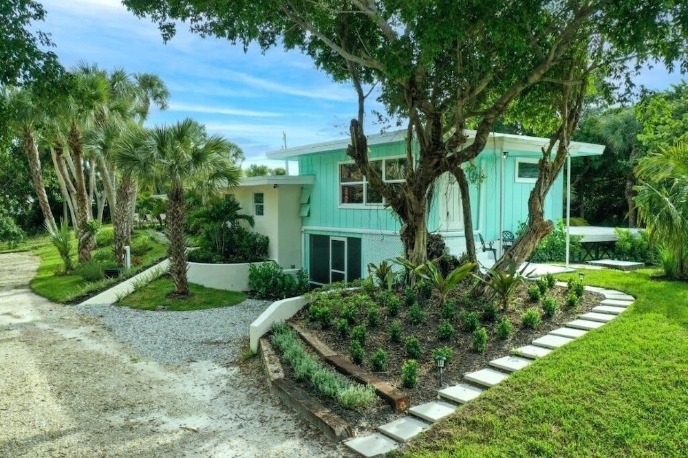 Beautifully Renovated 5 bedroom Vero Beach 5 Home by RedAwning view 5