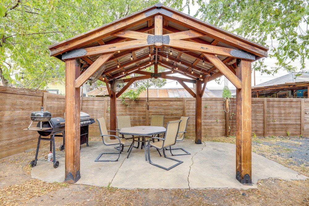 ~ 2 Mi to Dtwn San Antonio: Comfy Home w/ Yard!