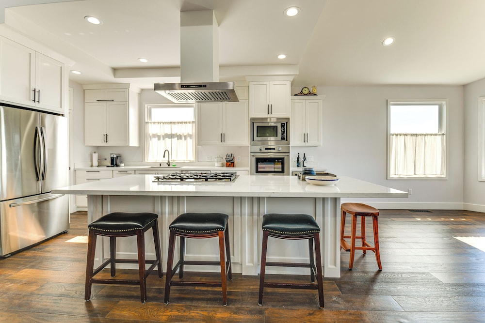 1 Mi to Downtown Benicia: Scenic Cliffside Escape