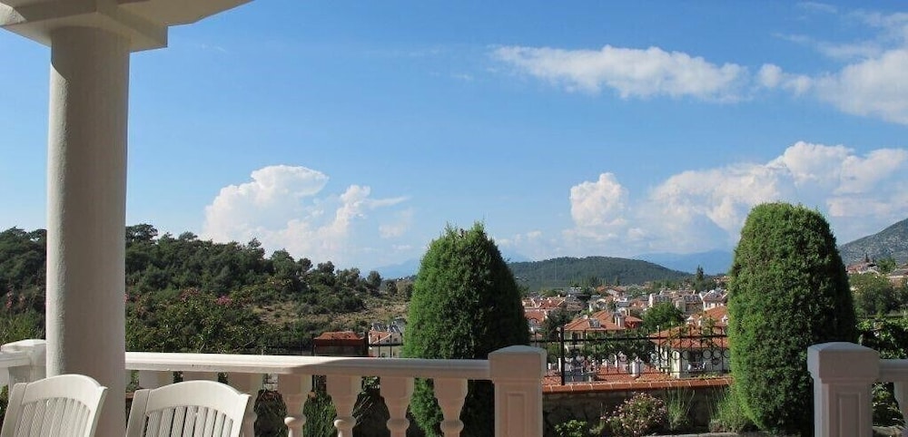 Villa TH17 by JoyLettings view 4