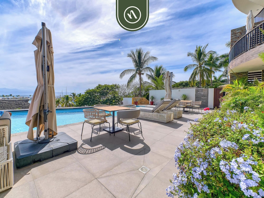 Oceanview 3 BR Condo Near the Beach - Pool