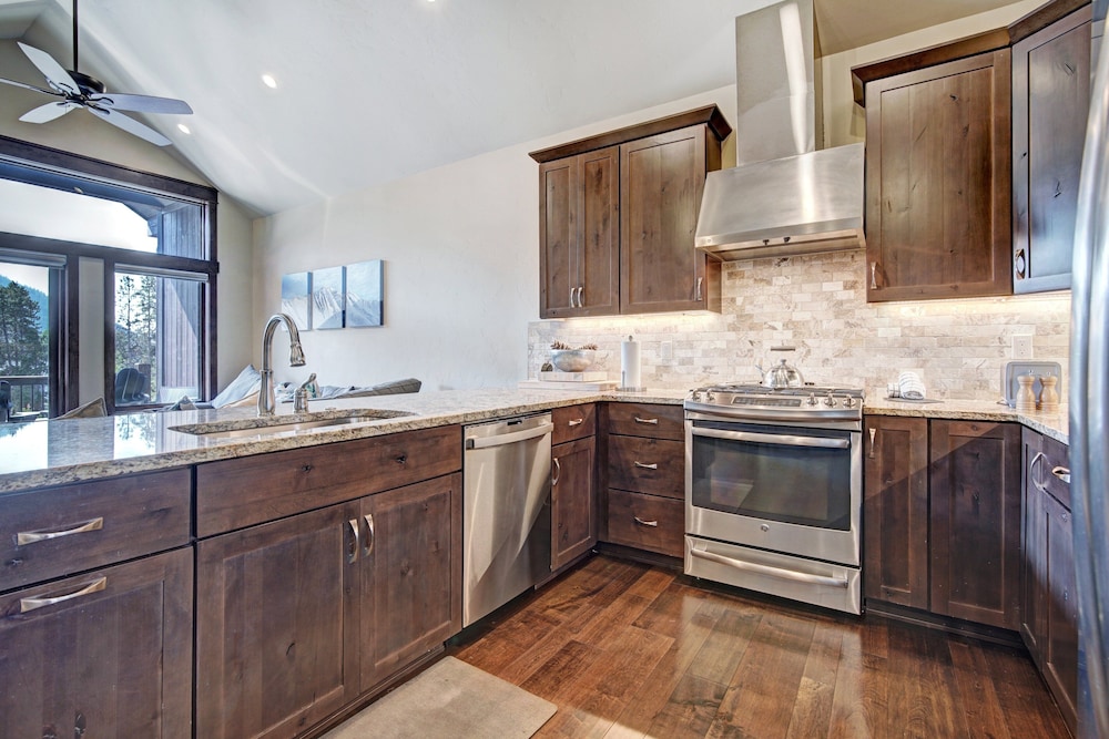 Luxury Home - Sleeps 10 - Fireplace & Mountain View 3 Bedroom Condo